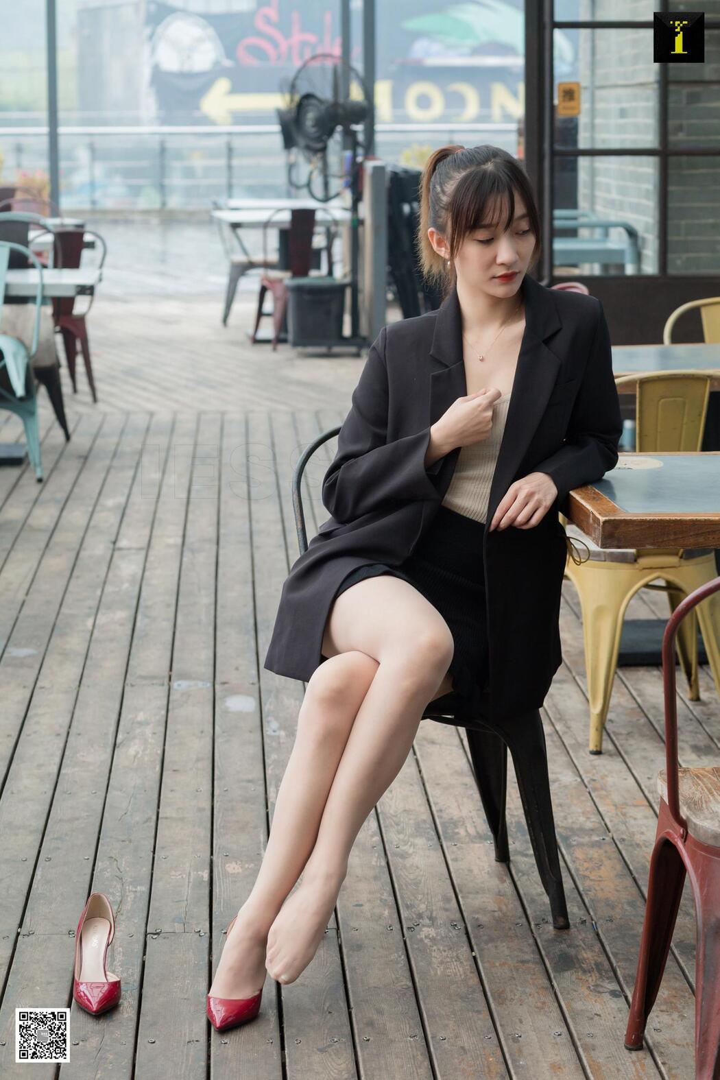 Qiuqiu "Autumn Foreman's Lunch Break" [异思趣向IESS] Beautiful legs and feet Cover Photo