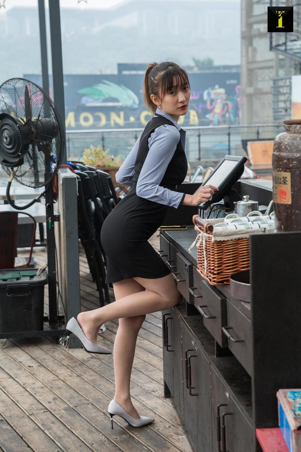 Qiuqiu "Hotel Manager" [Iss to IESS] Beautiful legs in stockings