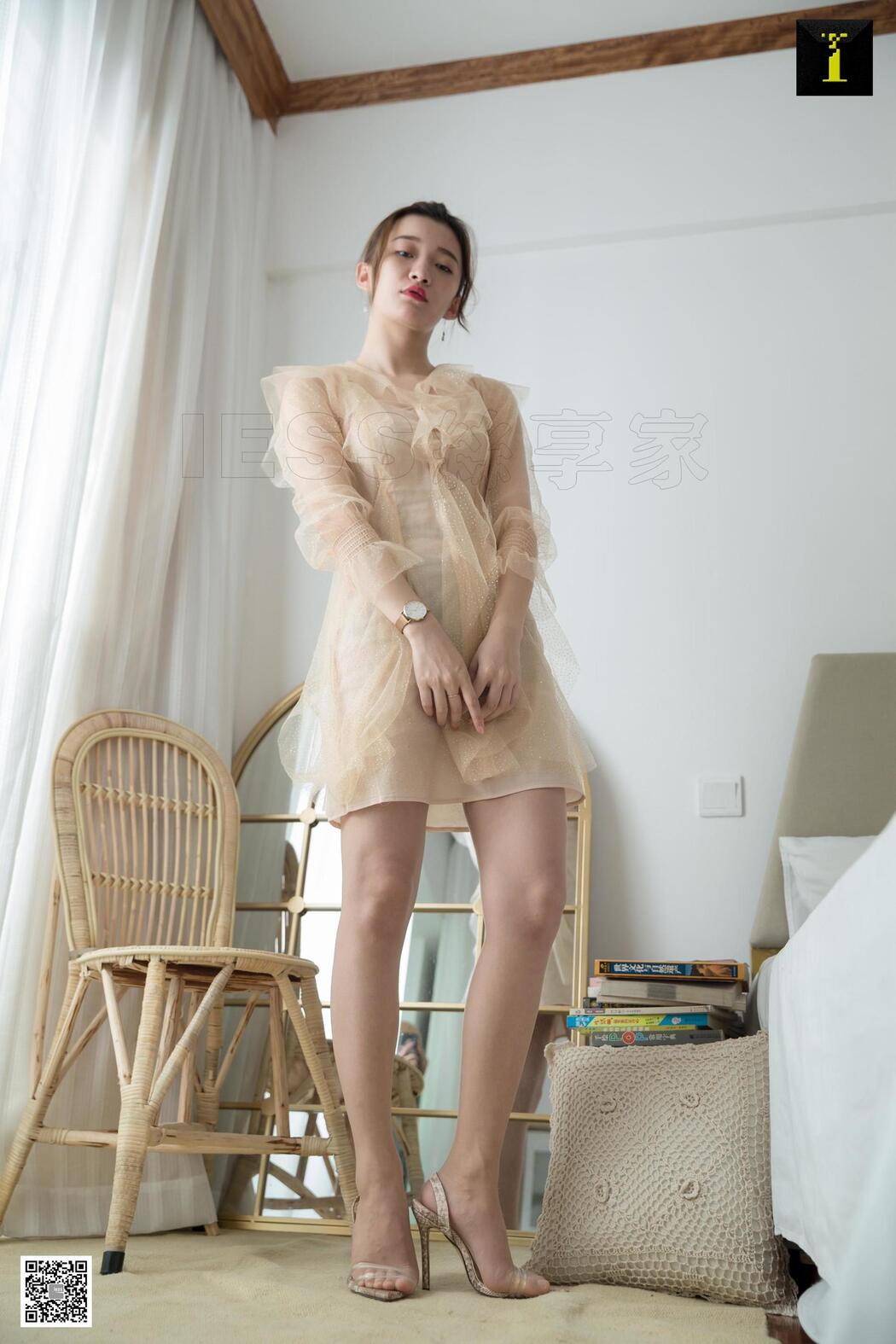 Model Qiuqiu "Autumn Snake Pattern Pointed Sandals" [Issing IESS] Beautiful feet in silk stockings