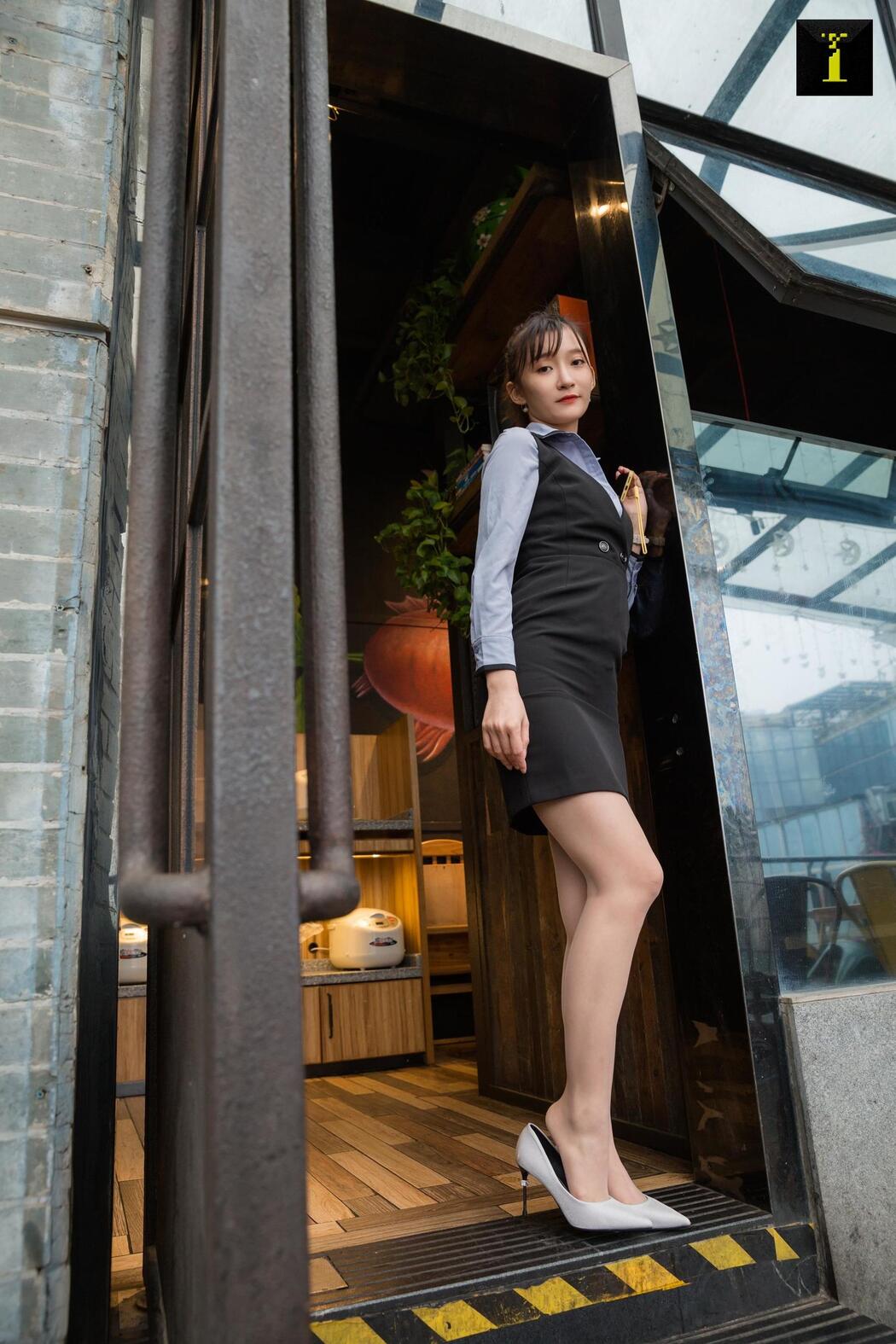 Qiuqiu "Hotel Manager" [Iss to IESS] Beautiful legs in stockings