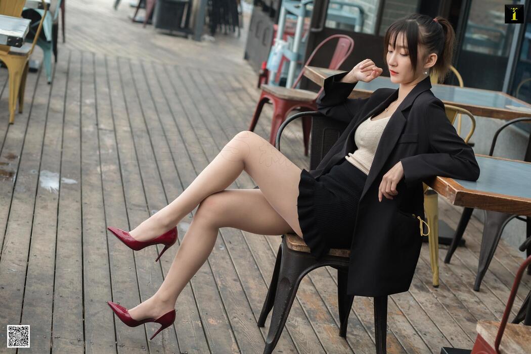 Qiuqiu "Autumn Foreman's Lunch Break" [异思趣向IESS] Beautiful legs and feet