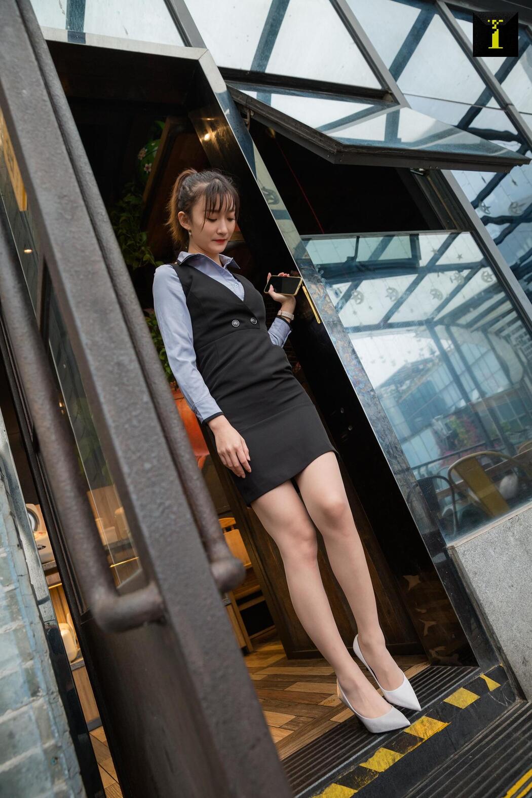 Qiuqiu "Hotel Manager" [Iss to IESS] Beautiful legs in stockings