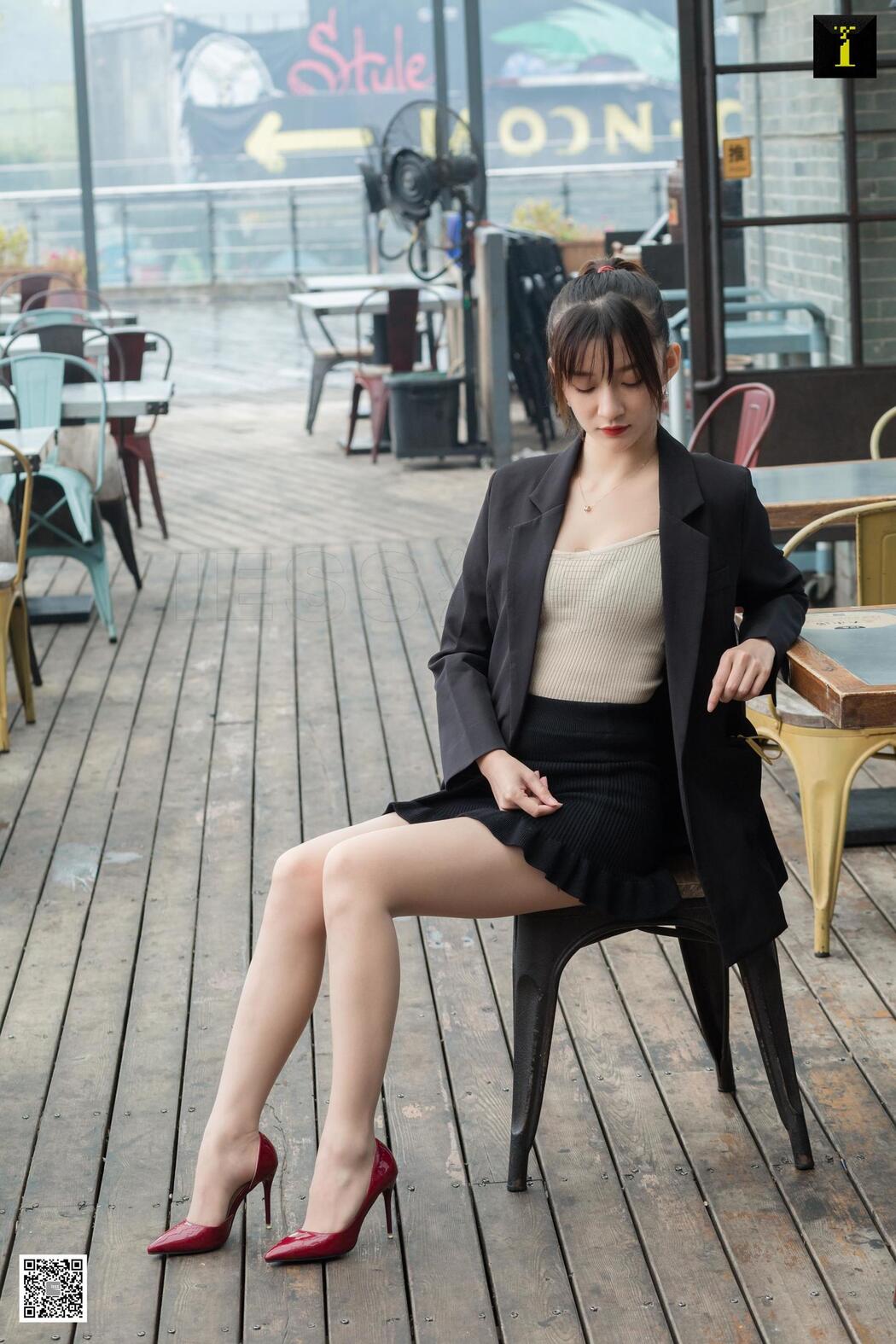 Qiuqiu "Autumn Foreman's Lunch Break" [异思趣向IESS] Beautiful legs and feet