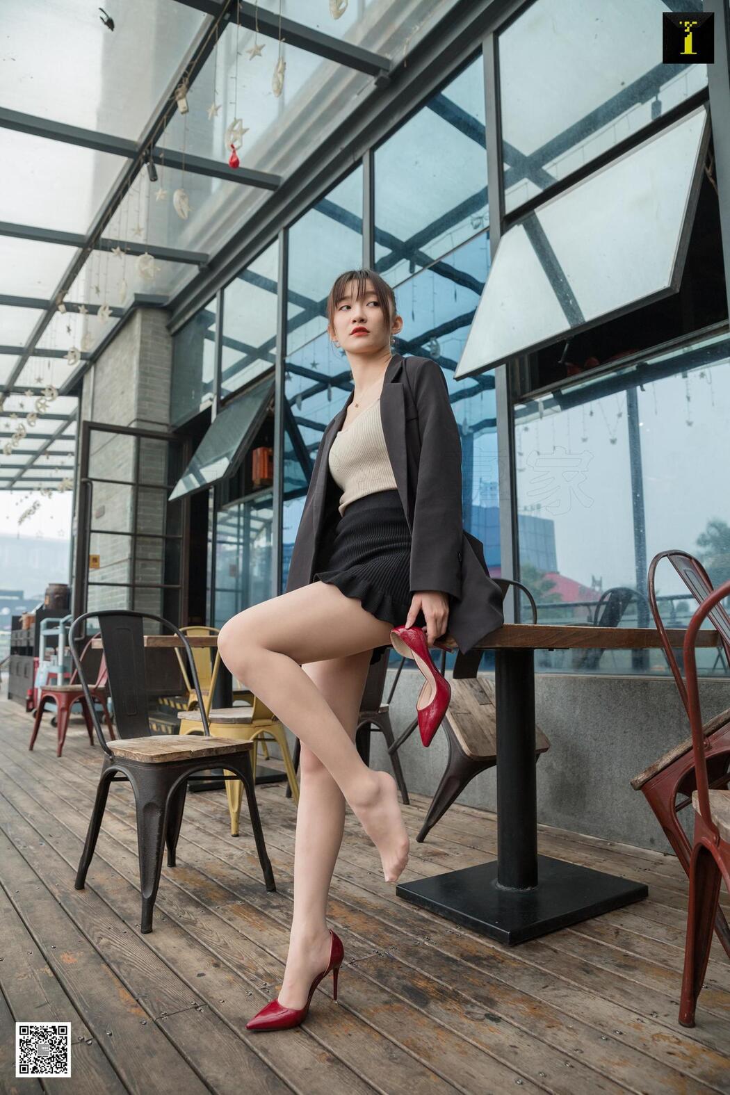 Qiuqiu "Autumn Foreman's Lunch Break" [异思趣向IESS] Beautiful legs and feet