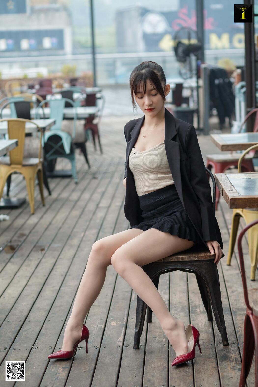 Qiuqiu "Autumn Foreman's Lunch Break" [异思趣向IESS] Beautiful legs and feet