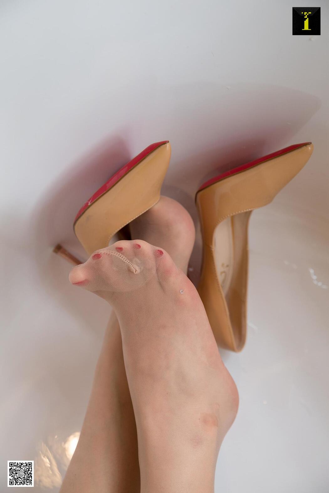 Qiuqiu "Autumn and the Little Yellow Duck" [Iss to IESS] Beautiful legs and silk feet
