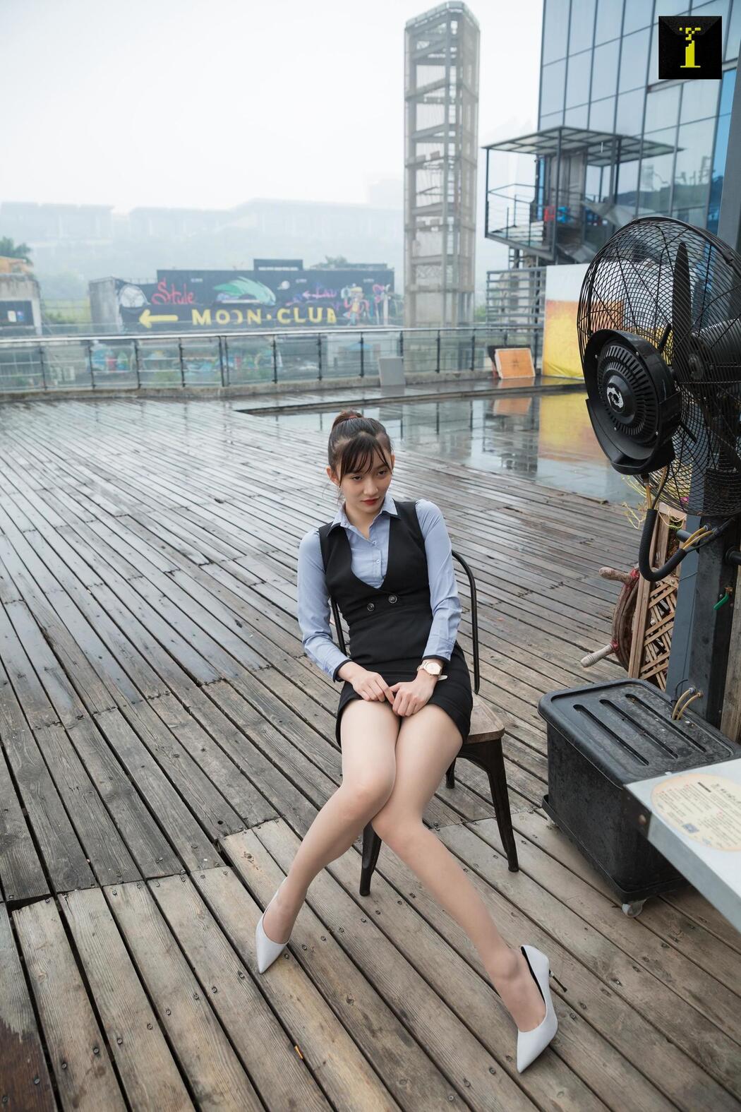 Qiuqiu "Hotel Manager" [Iss to IESS] Beautiful legs in stockings