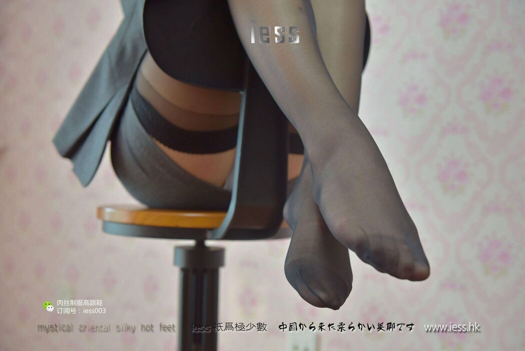 Qiuqiu "S-shaped white-collar black silk suspenders" [IESS One Thousand and One Nights] Beautiful legs in silk stockings