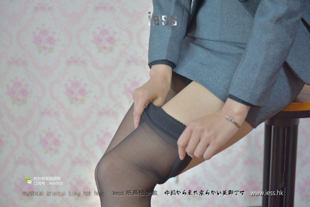 Qiuqiu "S-shaped white-collar black silk suspenders" [IESS One Thousand and One Nights] Beautiful legs in silk stockings