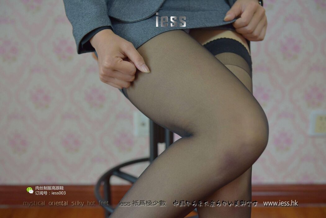 Qiuqiu "S-shaped white-collar black silk suspenders" [IESS One Thousand and One Nights] Beautiful legs in silk stockings