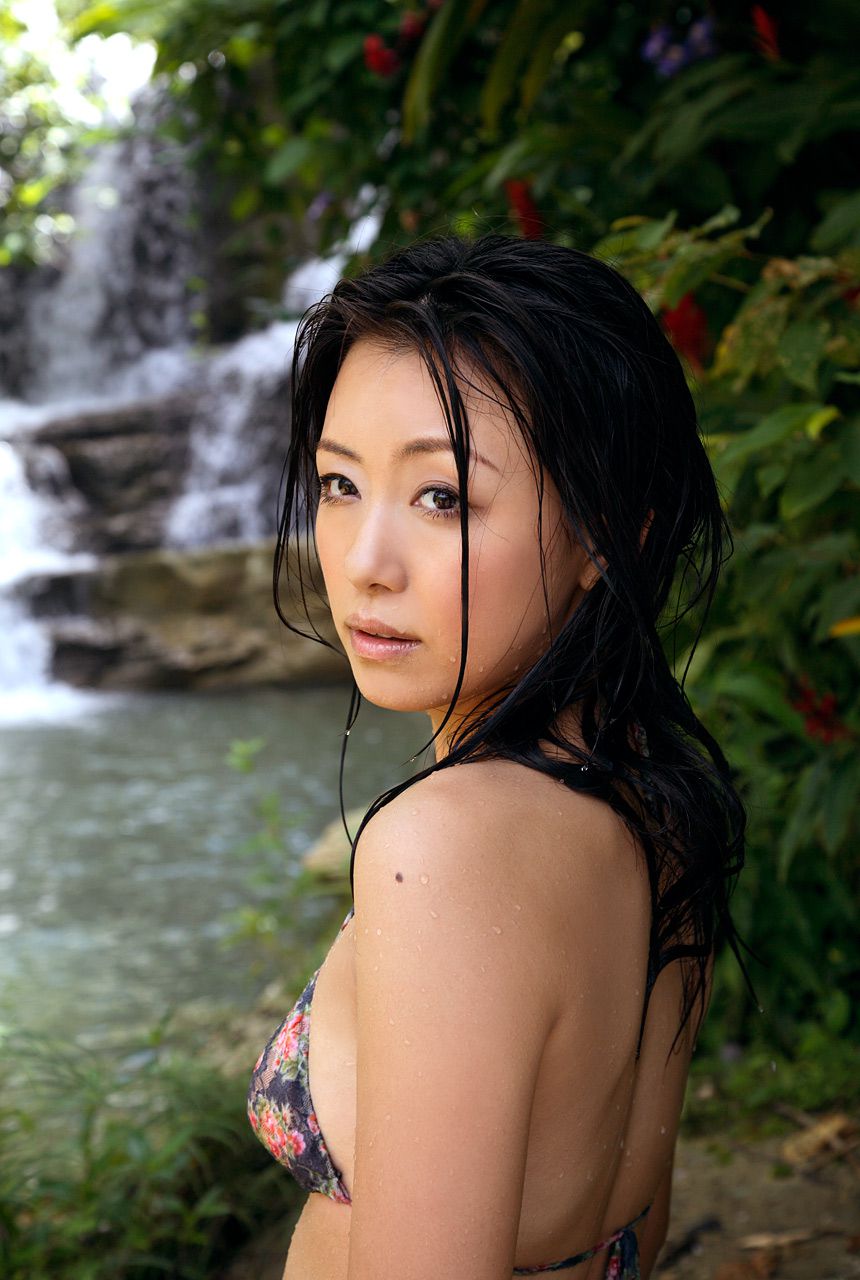 Asae Onishi "Holiday Goddess" [Image.tv]