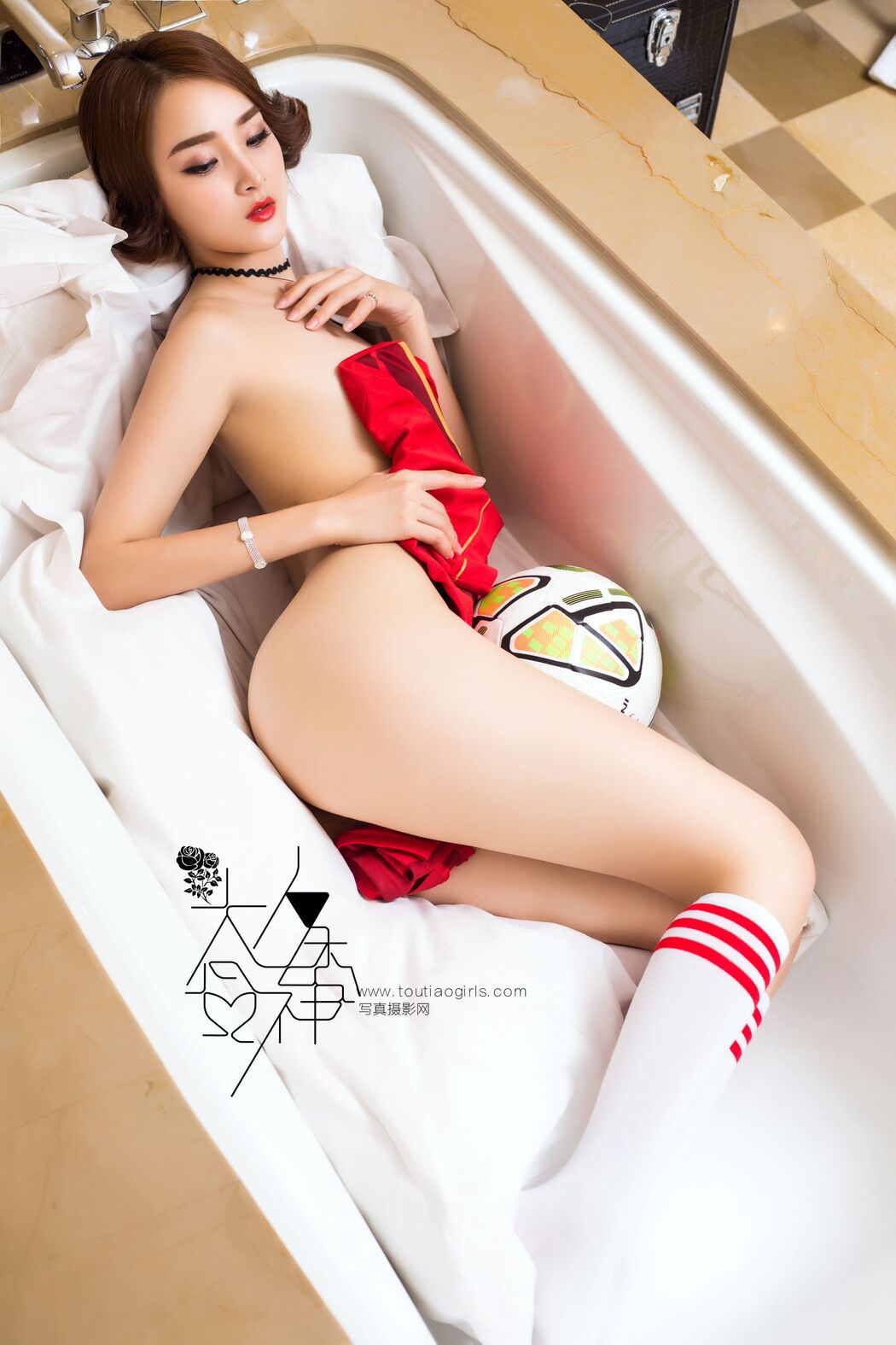 Zhou Xiai "Little Red Devil Baby Salutes Manchester United" [Headline Goddess]