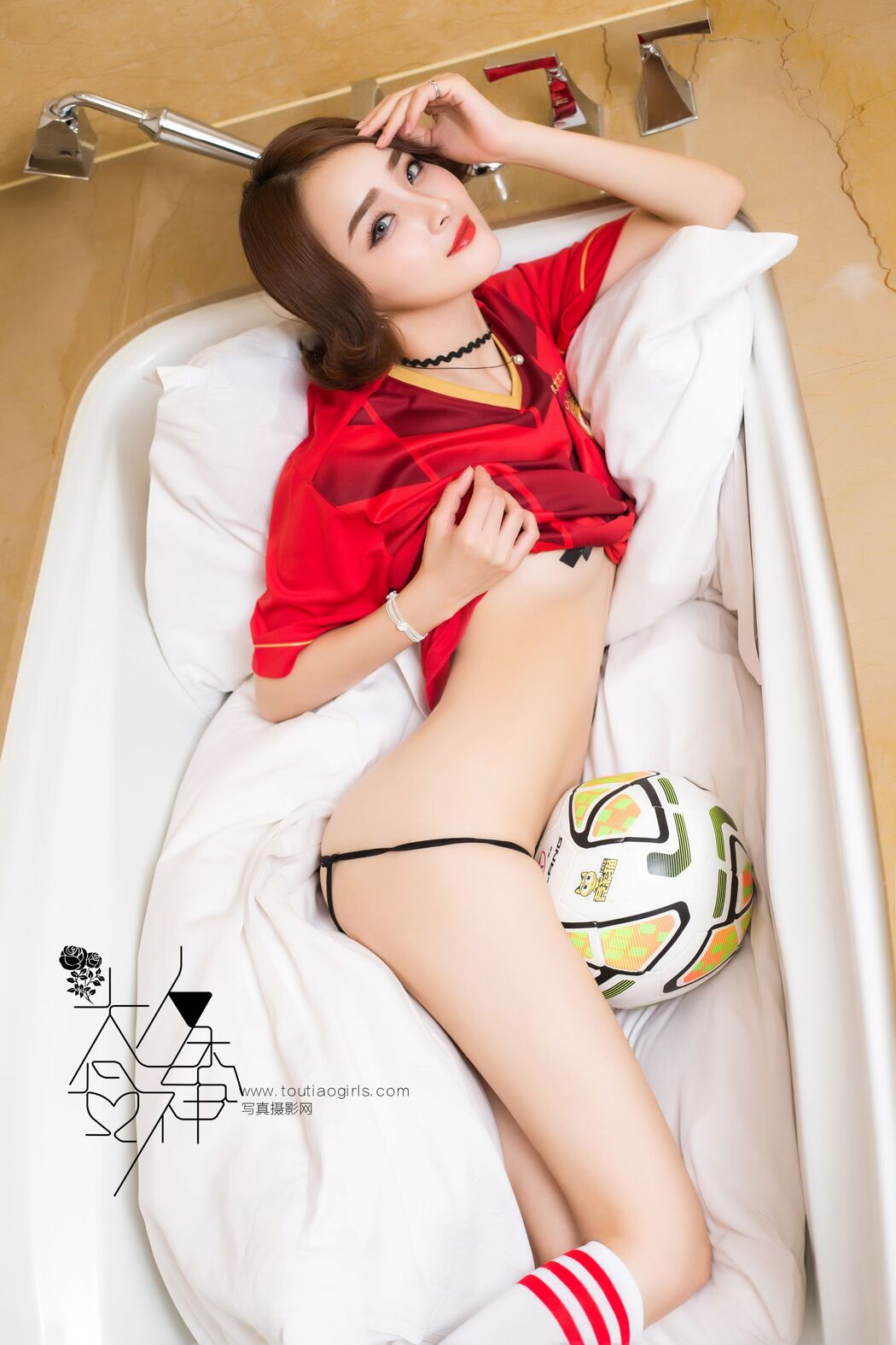 Zhou Xiai "Little Red Devil Baby Salutes Manchester United" [Headline Goddess]