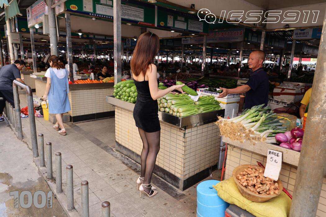 Model Lucy "Buying Vegetables 1" [IESS One Thousand and One Nights] Beautiful legs in stockings