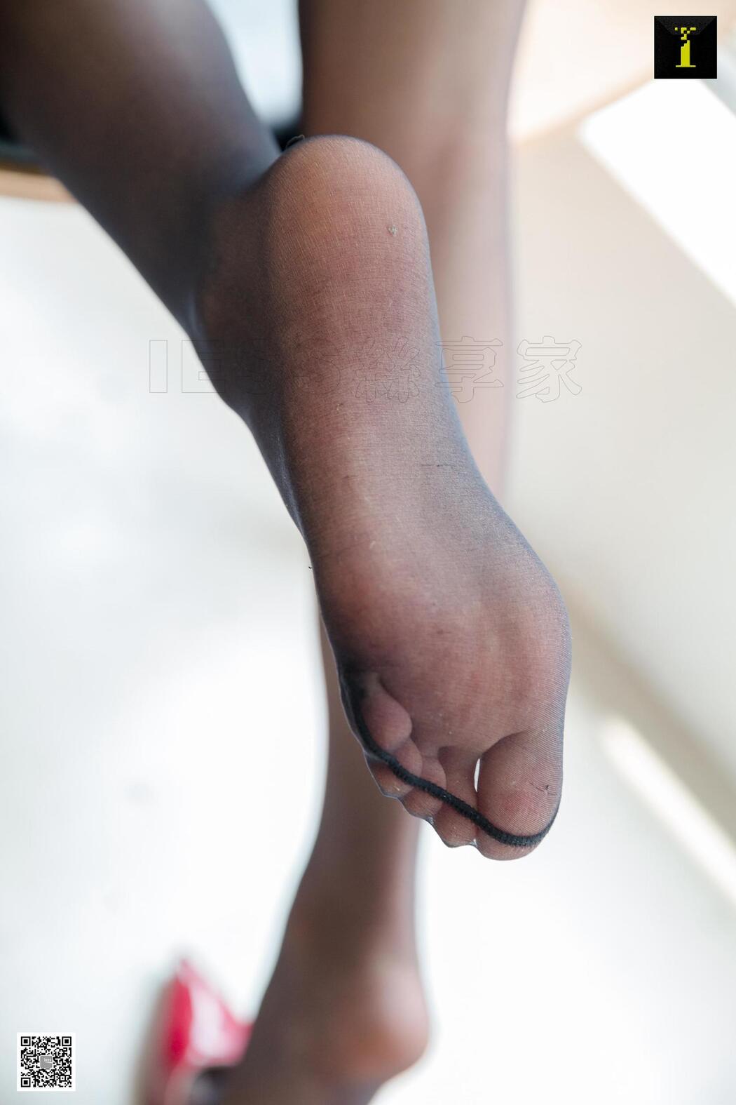 Model Miko "Infatuated with Miko outside the window" [IESS] Beautiful legs in stockings