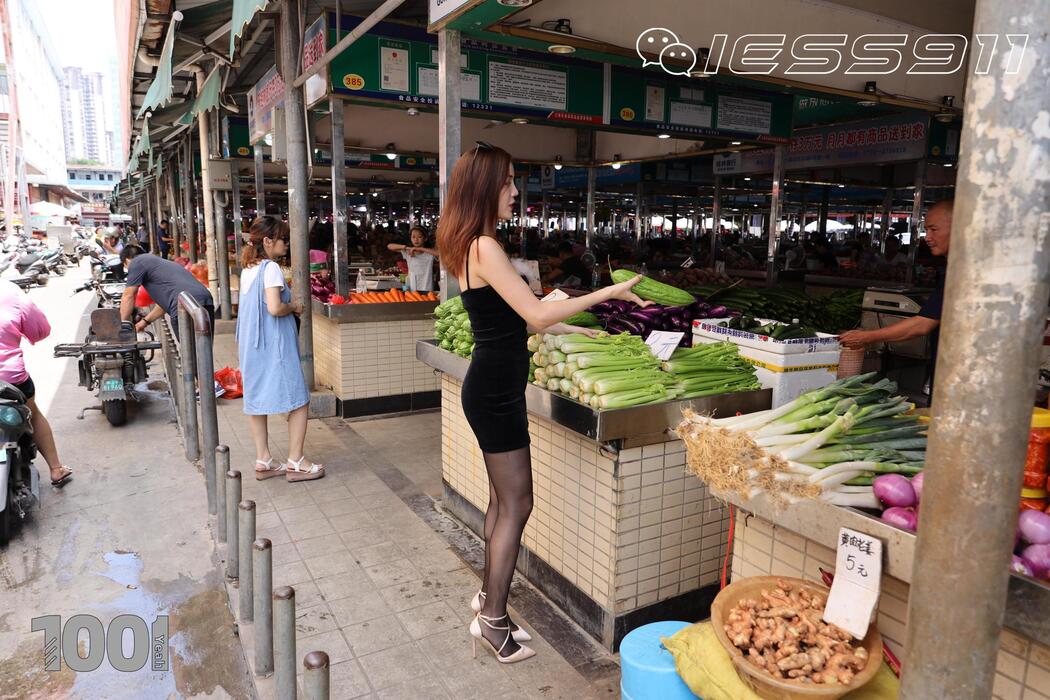 Model Lucy "Buying Vegetables 1" [IESS One Thousand and One Nights] Beautiful legs in stockings