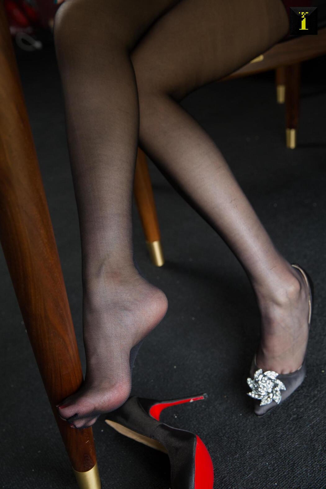 Ziwei "Life is like a play, it depends on acting" [Iss to IESS] Beautiful legs in stockings