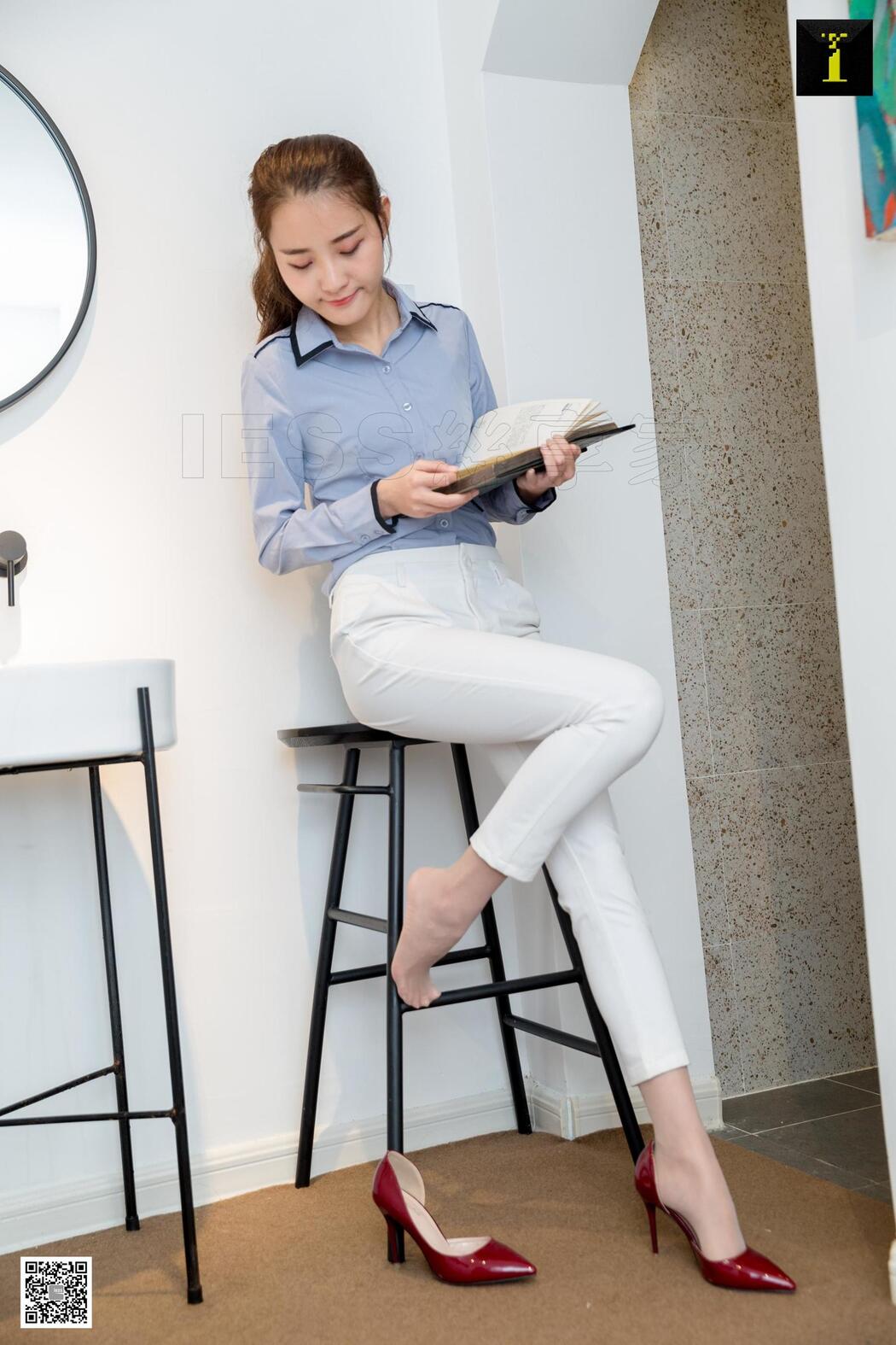 Model Wanping "Wanping Simple White Suit Pants" [异思趣向IESS] Beautiful legs and high heels