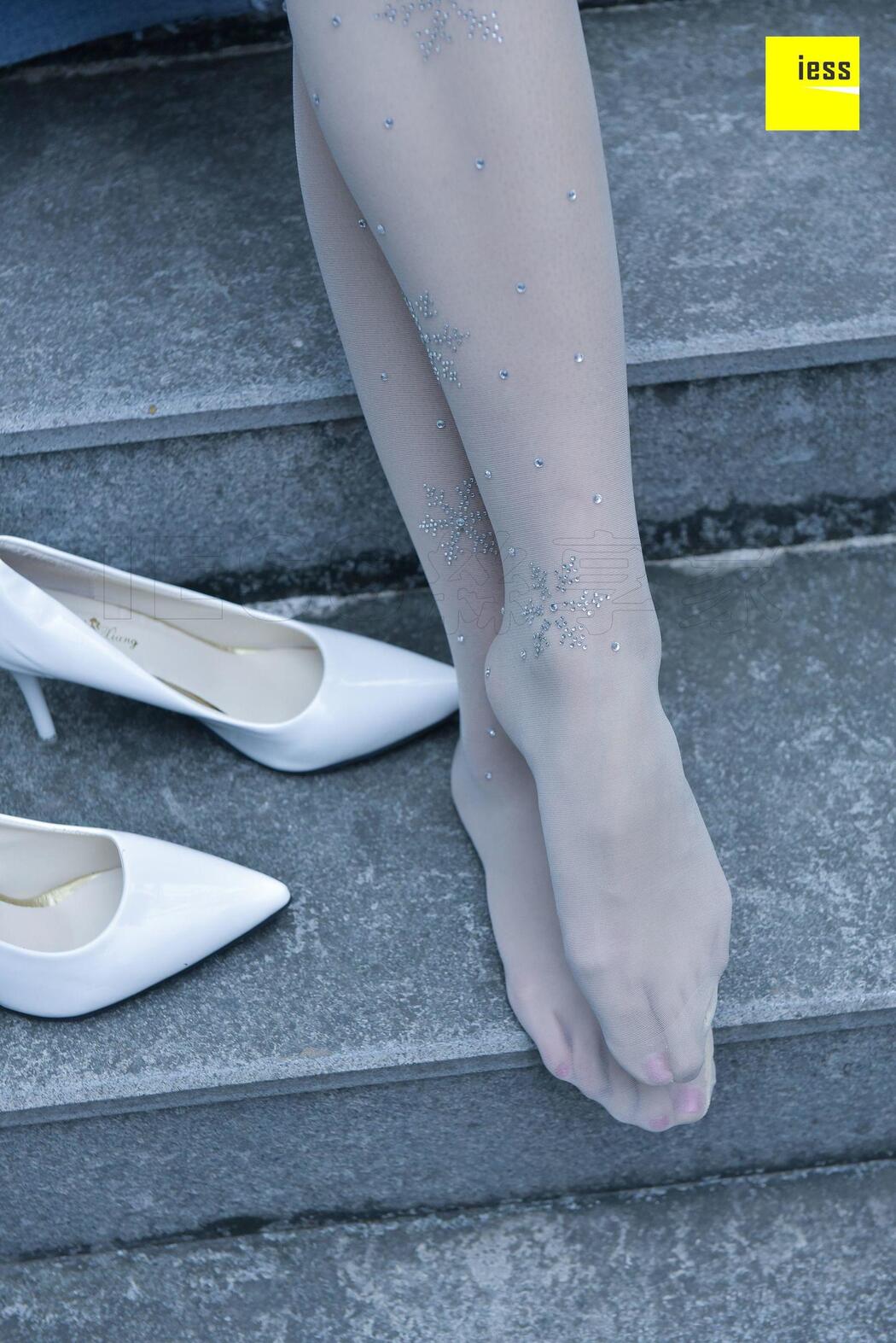 Silk Xiangjia 107 Jingjing "Crystal White Stockings" [IESS Weird and Interesting]