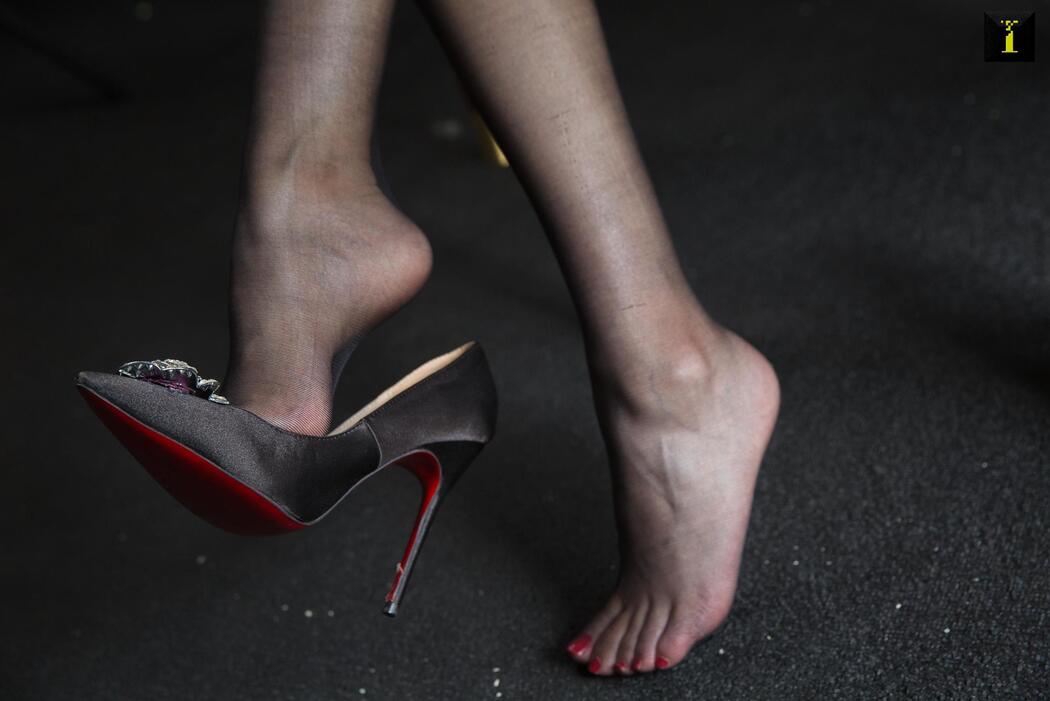 Ziwei "Life is like a play, it depends on acting" [Iss to IESS] Beautiful legs in stockings