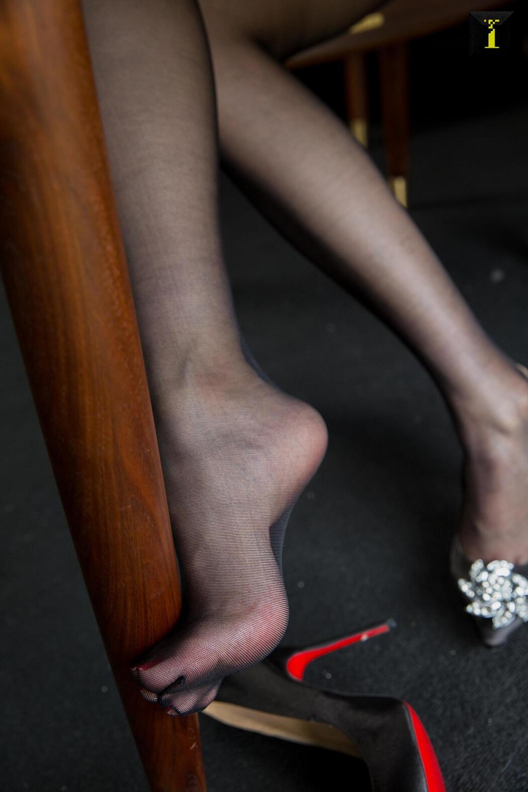 Ziwei "Life is like a play, it depends on acting" [Iss to IESS] Beautiful legs in stockings