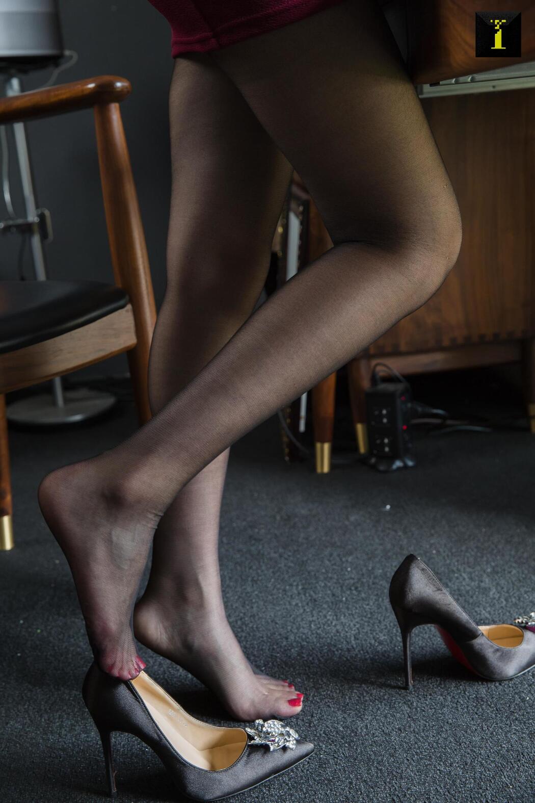 Ziwei "Life is like a play, it depends on acting" [Iss to IESS] Beautiful legs in stockings