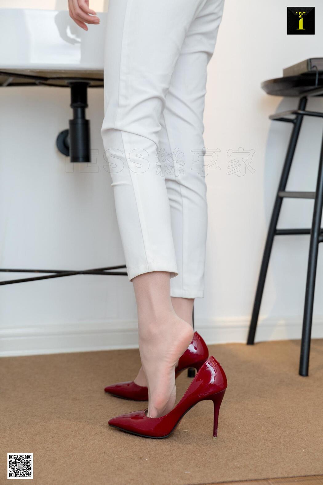 Model Wanping "Wanping Simple White Suit Pants" [异思趣向IESS] Beautiful legs and high heels