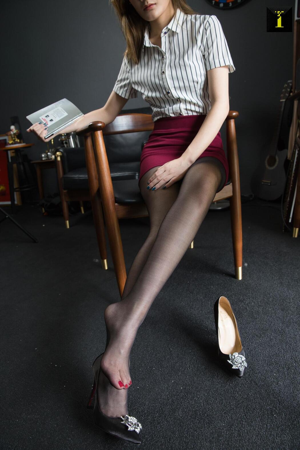 Ziwei "Life is like a play, it depends on acting" [Iss to IESS] Beautiful legs in stockings