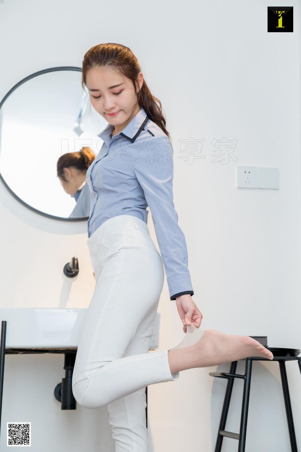 Model Wanping "Wanping Simple White Suit Pants" [异思趣向IESS] Beautiful legs and high heels