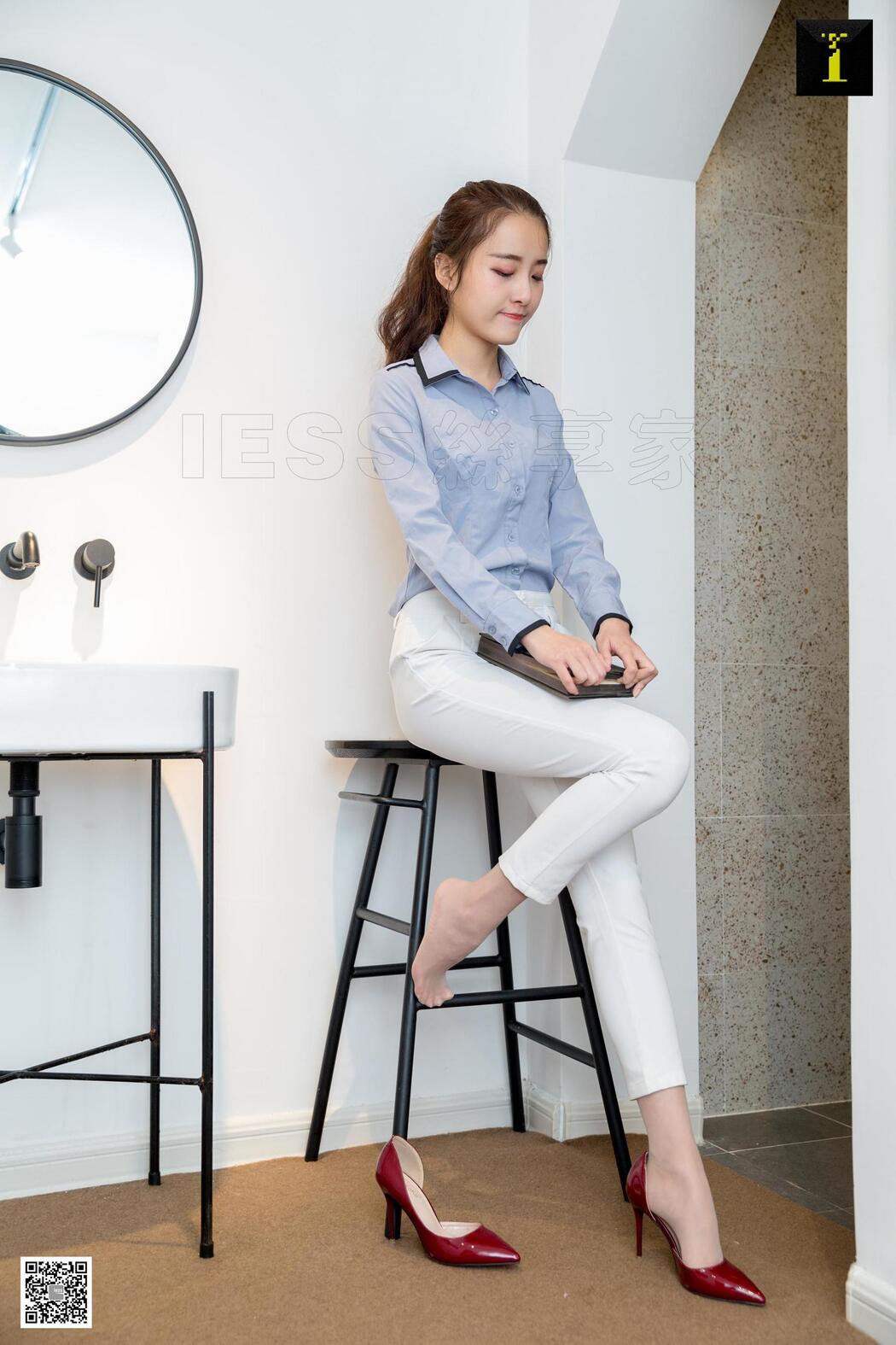 Model Wanping "Wanping Simple White Suit Pants" [异思趣向IESS] Beautiful legs and high heels