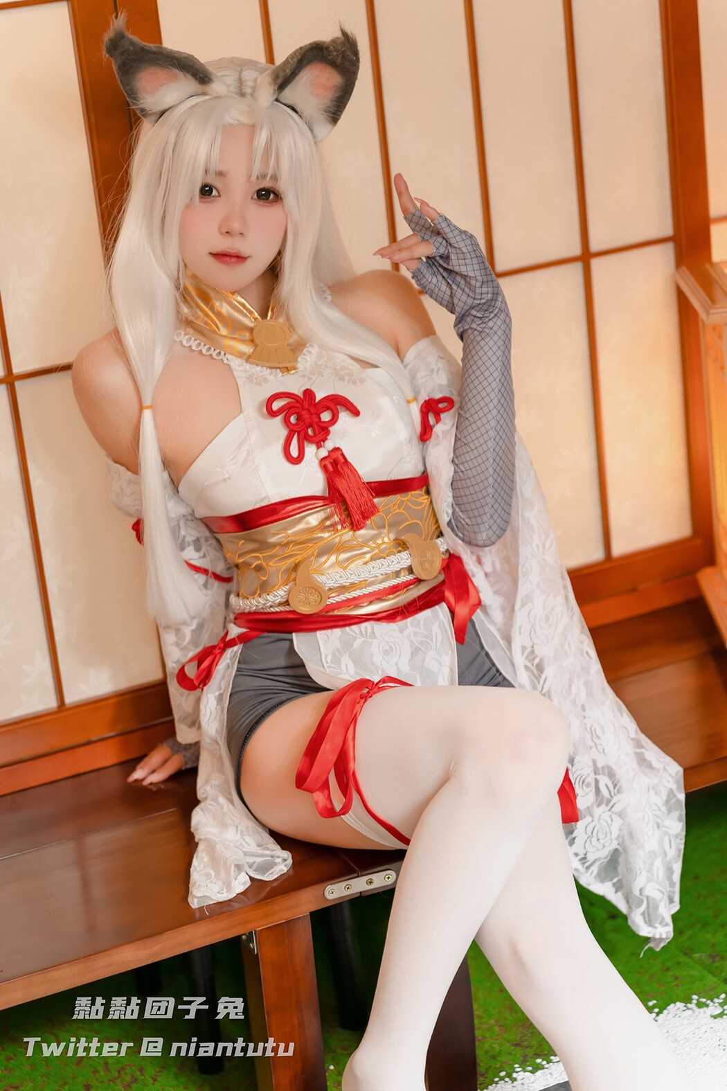 Coser@黏黏团子兔 – 白丝胡桃 Cover Photo