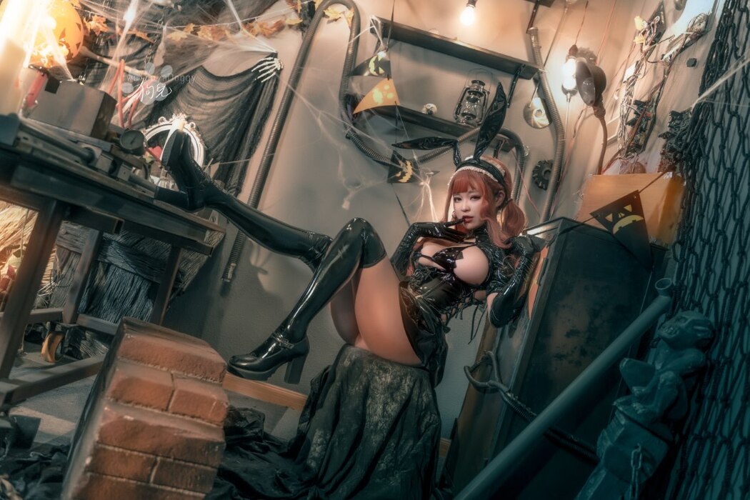 Coser@奇行家狗崽 漆皮兔女仆