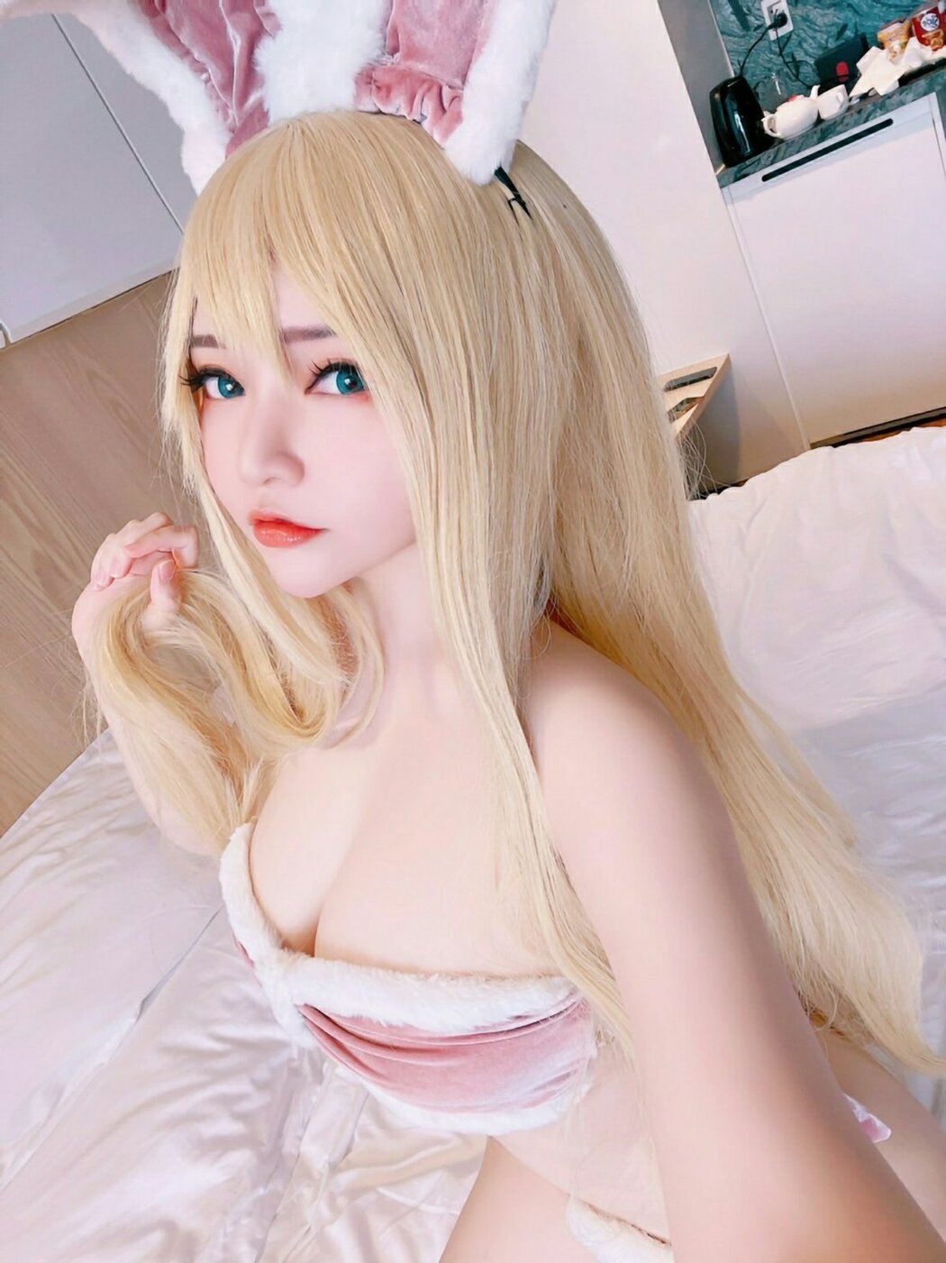 Coser@Potato Godzilla April Patreon Selfies