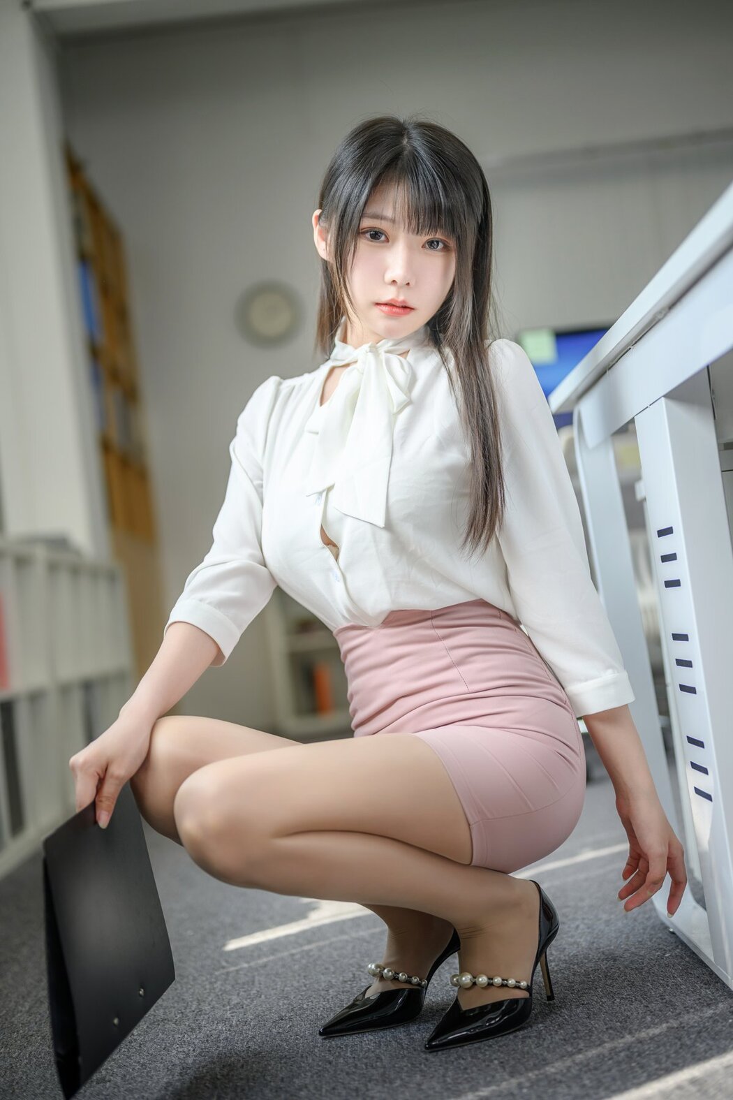 Coser@香草喵露露 Vol.056 忙露的职场 粉白裙子