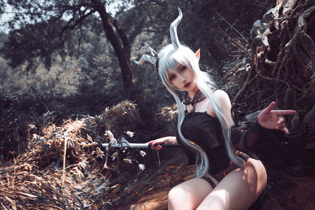 Beauty Coser Taro Yuko SJ "The Shining Swimsuit" Cover Photo