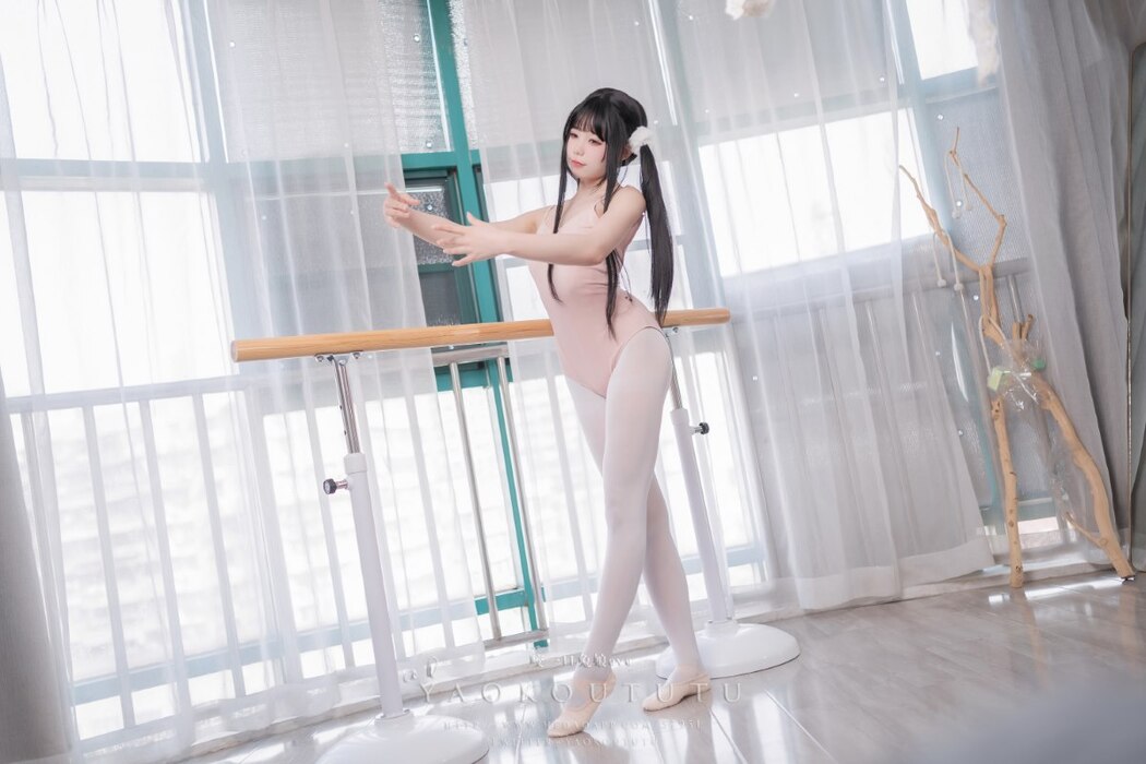 Coser@黏黏团子兔 – 来不及的舞蹈课