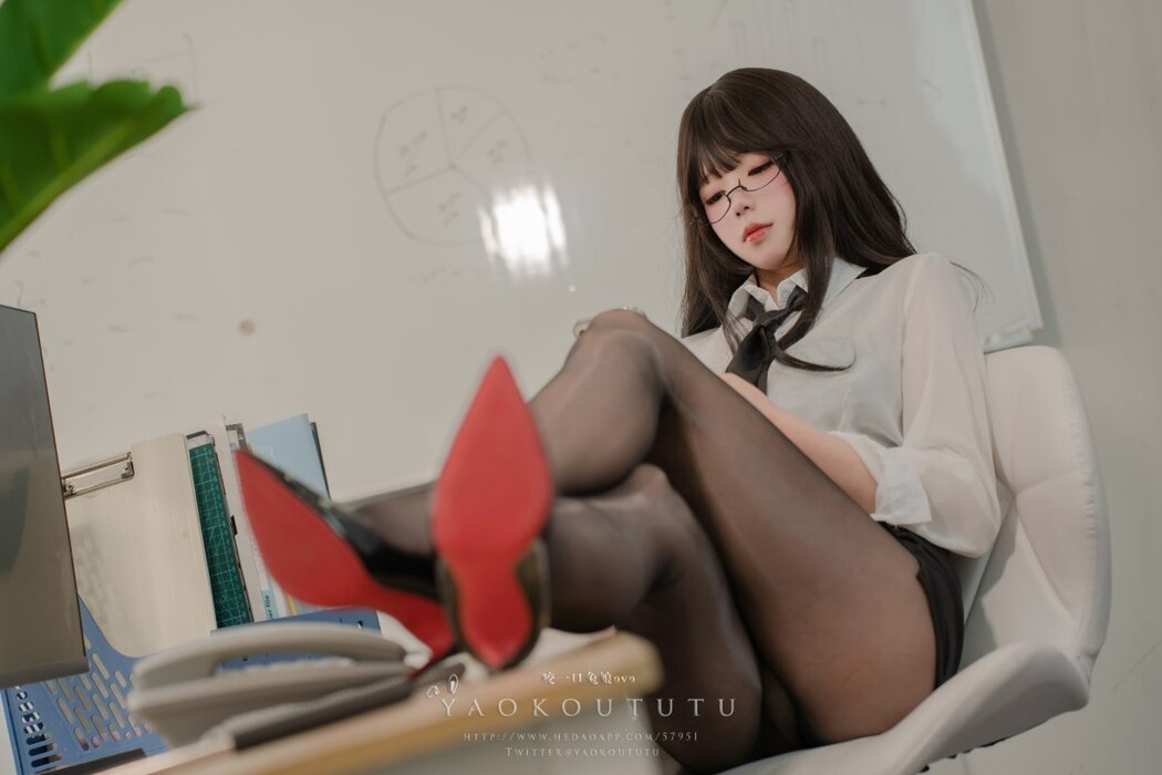 Coser@黏黏团子兔 – 老板发现的秘密