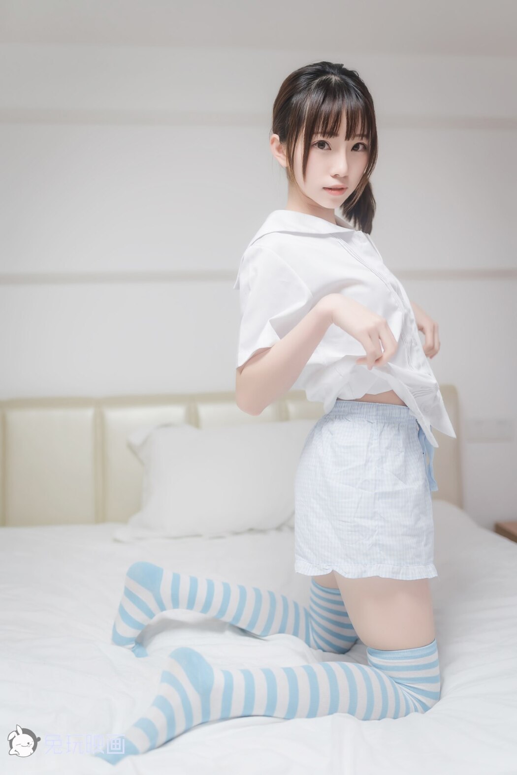 Coser@兔玩映画 Vol.049 蓝白条纹袜