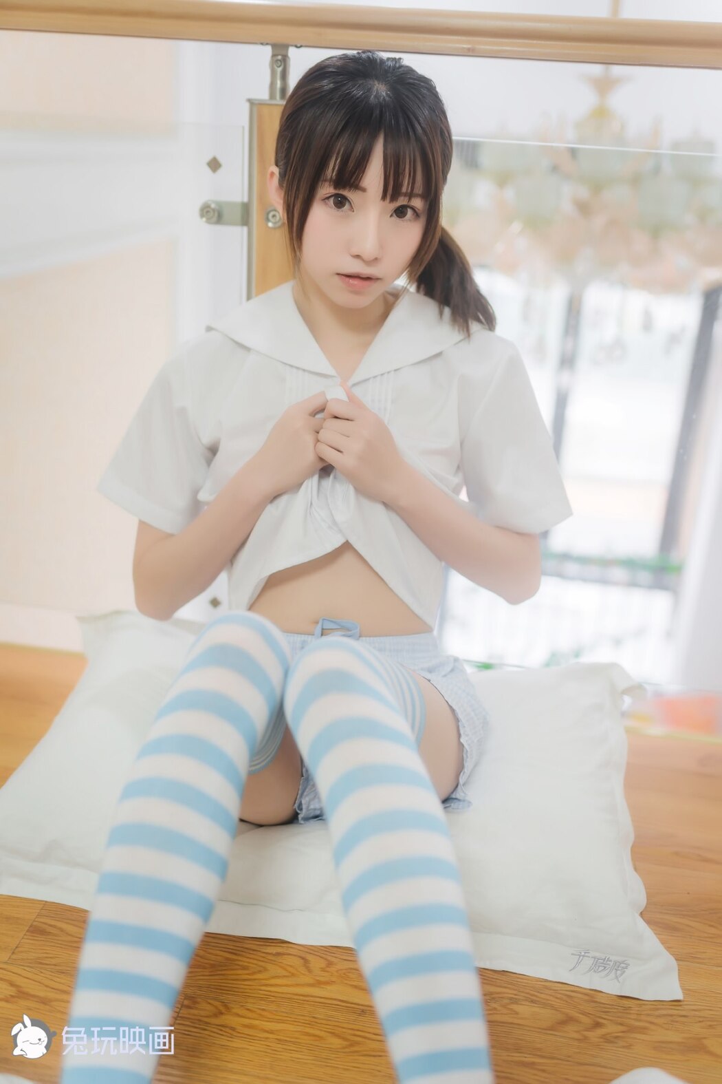 Coser@兔玩映画 Vol.049 蓝白条纹袜