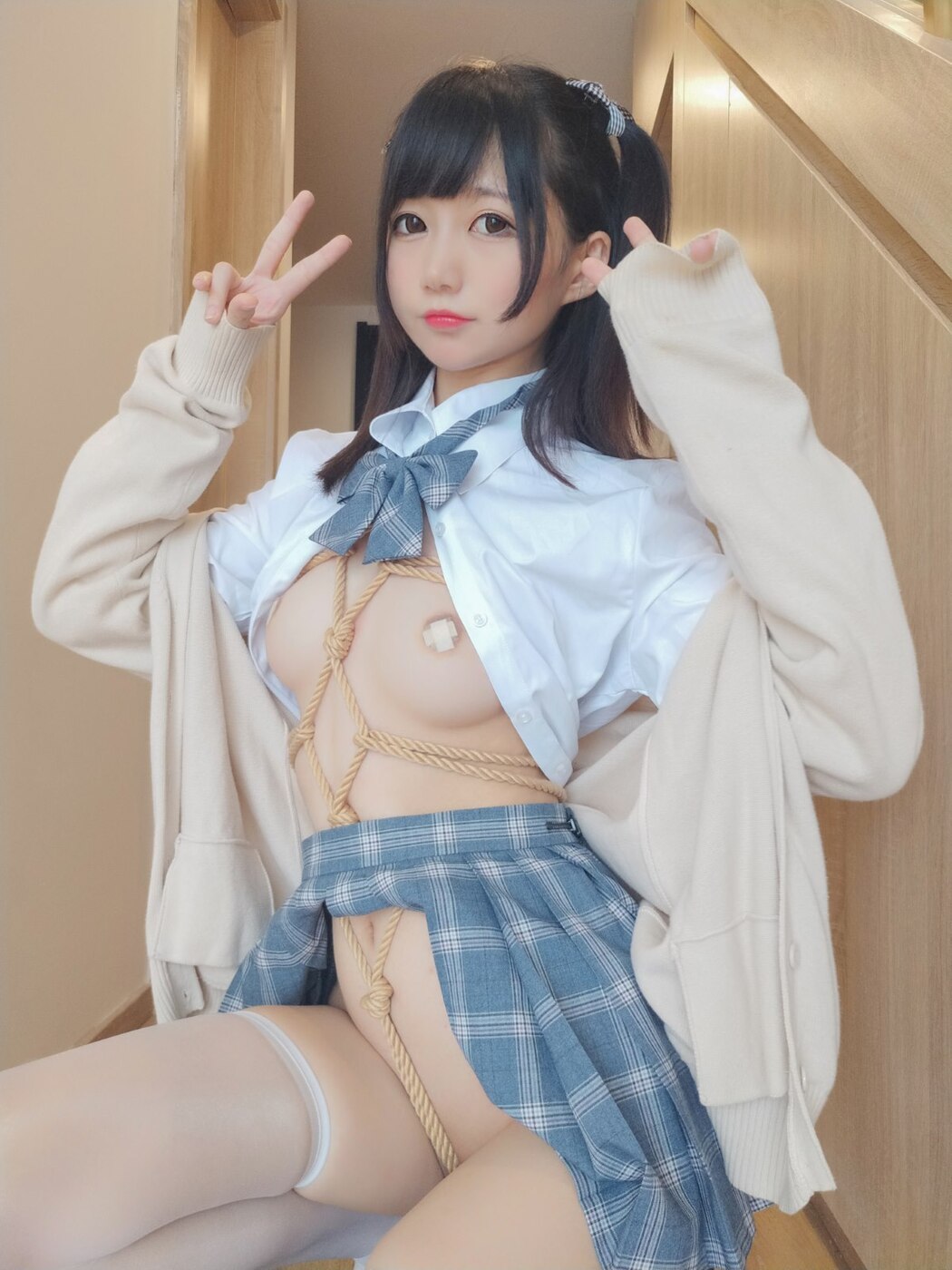 Coser@NAGISA魔物喵 女子高生を縛る