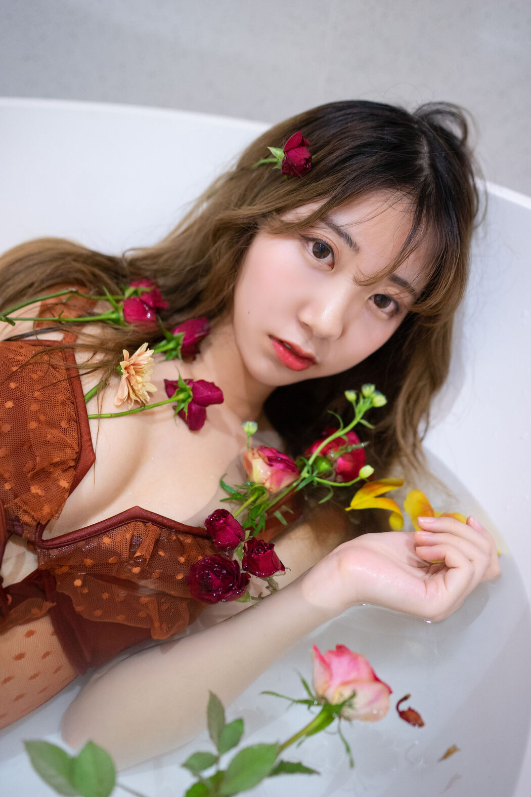 Popular Coser Kurokawa "The Girl of the Year in Orange Swimsuit" Cover Photo