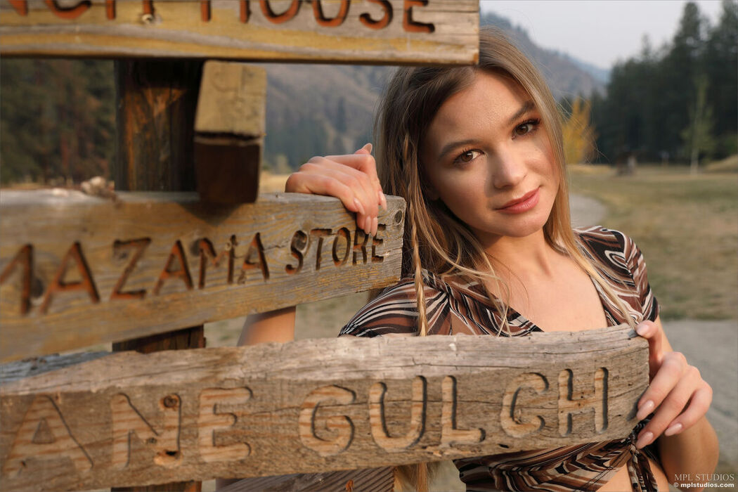 MPLStudios Stefani &#8211; Postcard From Mazama 1