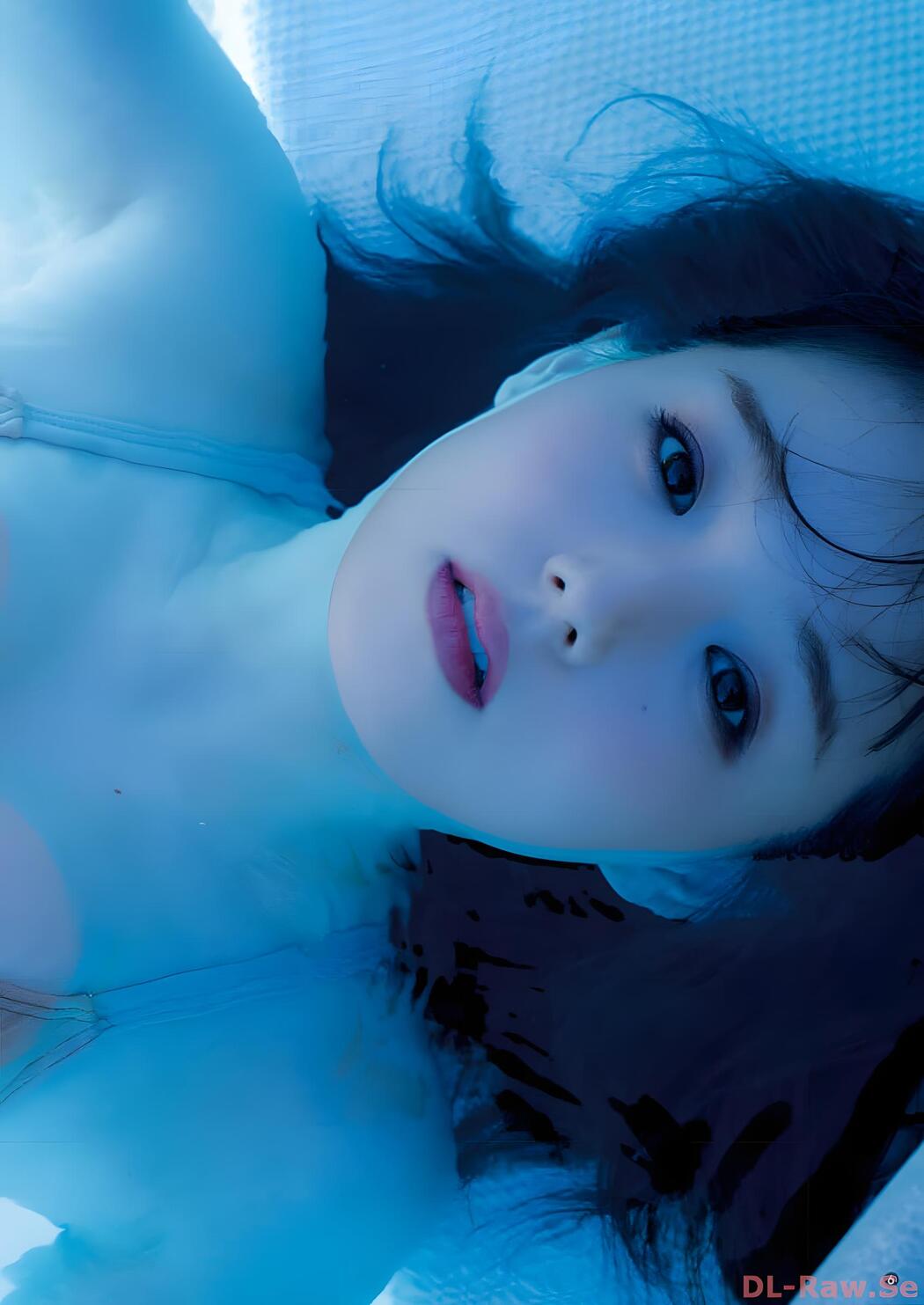 Ai Shinozaki 篠崎愛, Young Champion 2024 No.01 (ヤングチャンピオン 2023年1号)