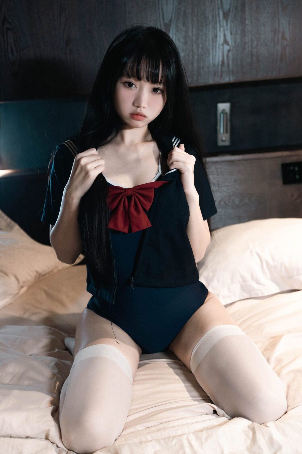 Coser@柒柒要乖哦 – 白丝死库水 B