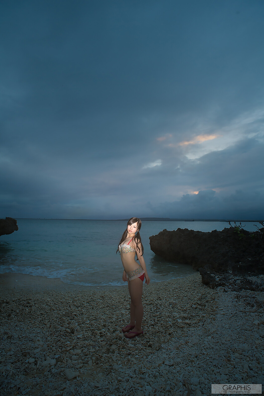 Kanon Momojiri 桃尻かのん, Graphis First Gravure 初脫ぎ娘 Vol.01