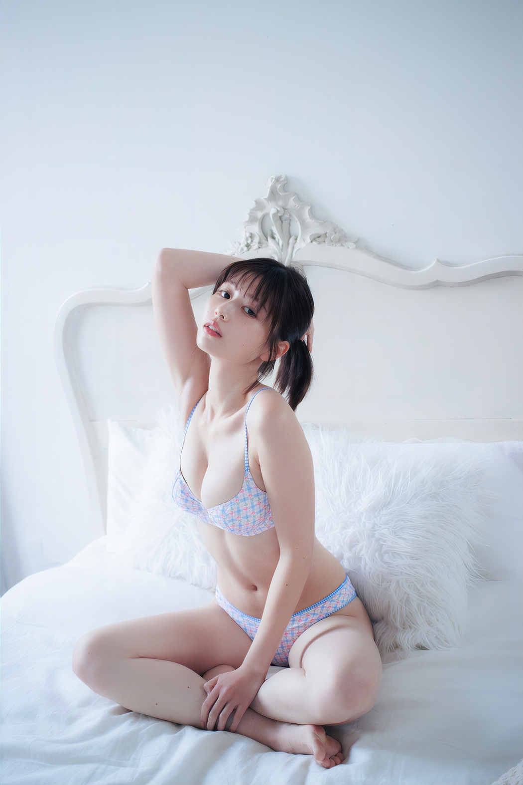 Yuzuha Saeki 冴木柚葉, 写真集 サンプル版 妄想をかき立てる表情