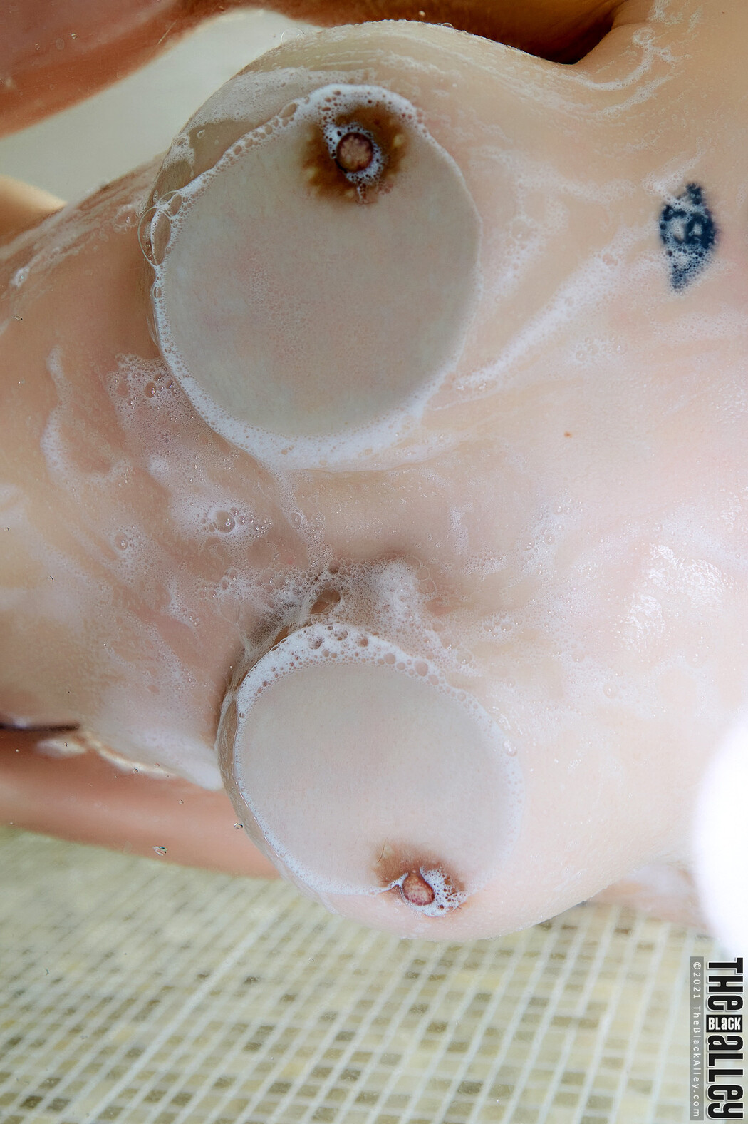 Ellie The Black Alley Photobook Set.42