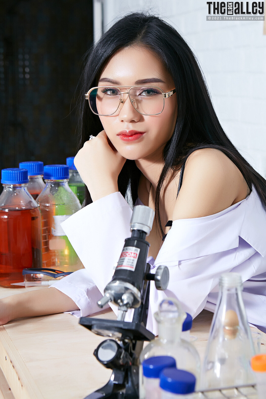 Evelynne The Black Alley Photobook Set.02