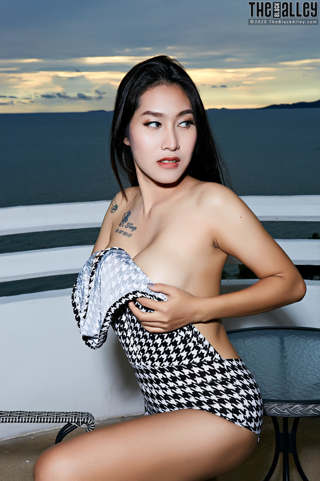 Linlin The Black Alley Photobook Set.41