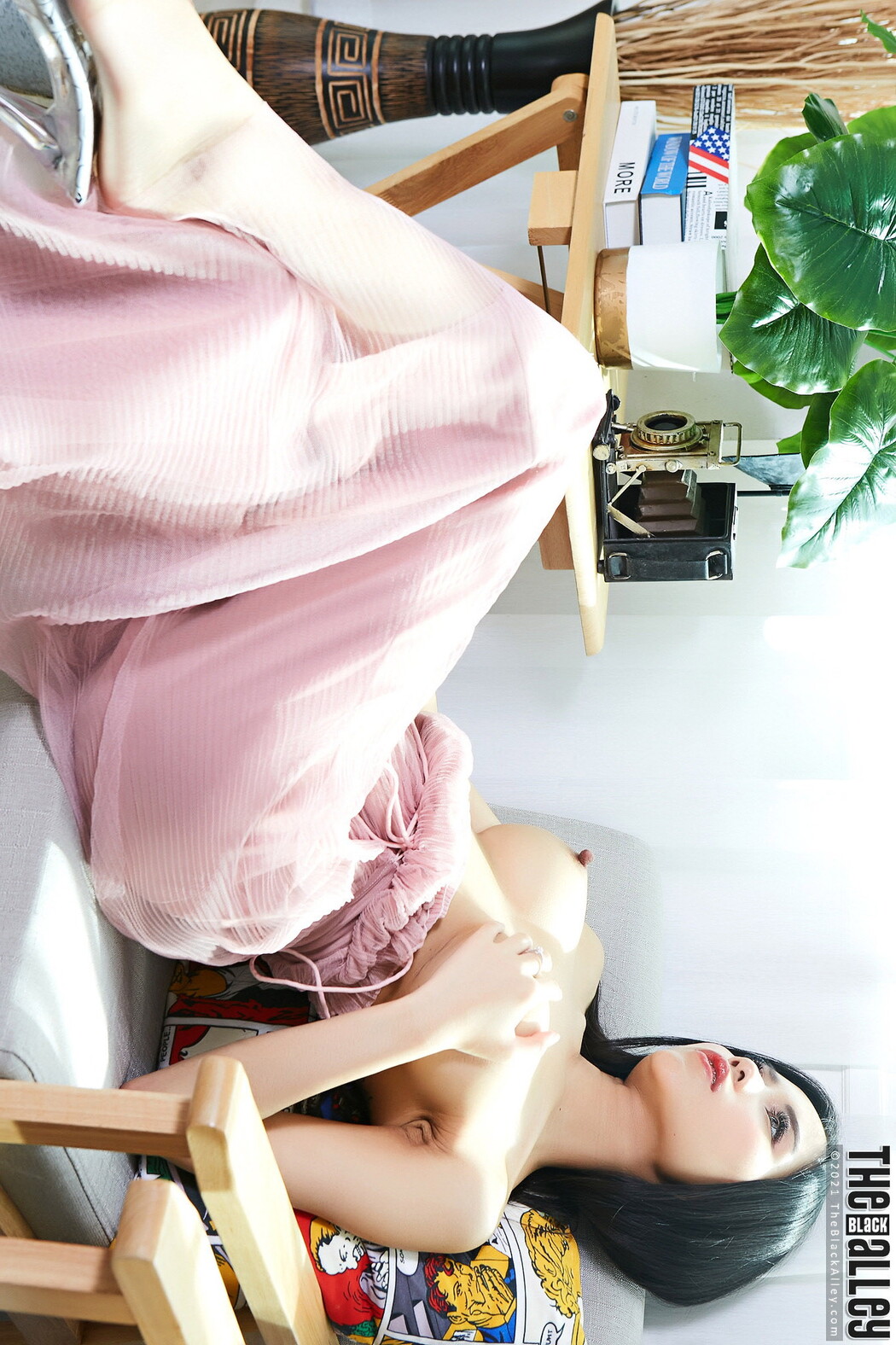 Evelynne The Black Alley Photobook Set.04